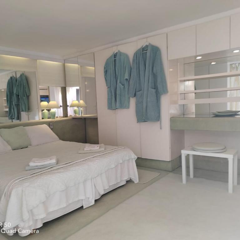 Dans Villa Californienne privée, Un rez-de-jardin 5 chambres avec un Living-dortoir, une cuisine et Privatisation de la piscine et pool house 85 M2 et Tennis terre battue - Appartement - 2
