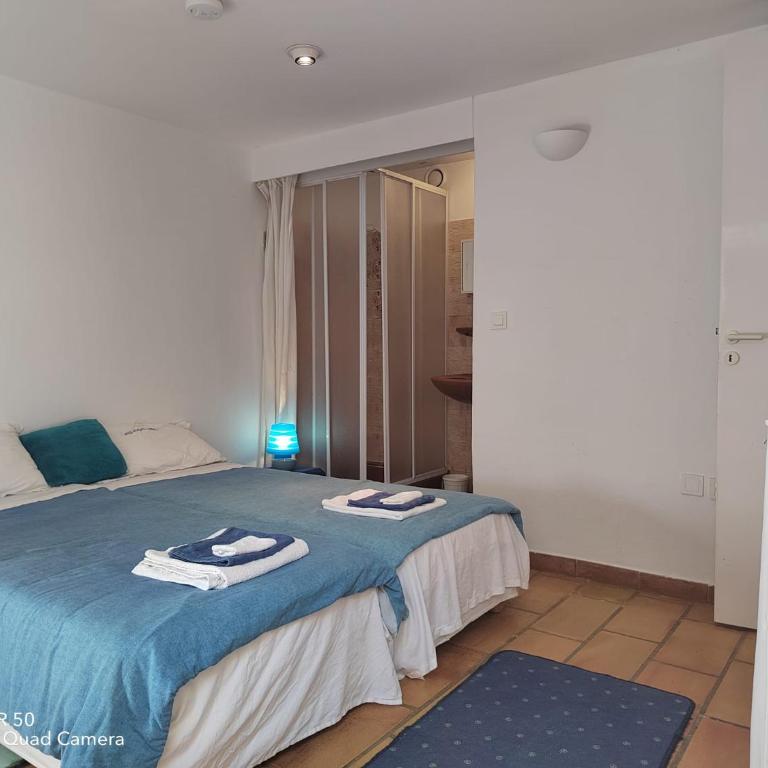 Dans Villa Californienne privée, Un rez-de-jardin 5 chambres avec un Living-dortoir, une cuisine et Privatisation de la piscine et pool house 85 M2 et Tennis terre battue - Appartement - 3