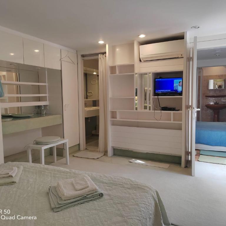 Dans Villa Californienne privée, Un rez-de-jardin 5 chambres avec un Living-dortoir, une cuisine et Privatisation de la piscine et pool house 85 M2 et Tennis terre battue - Appartement - 5