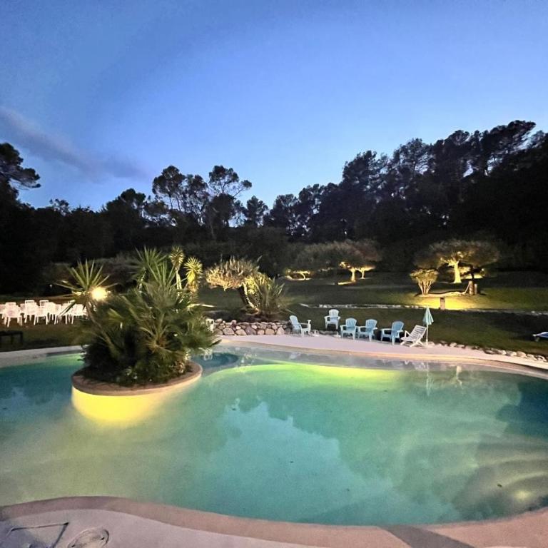 Dans Villa Californienne privée, Un rez-de-jardin 5 chambres avec un Living-dortoir, une cuisine et Privatisation de la piscine et pool house 85 M2 et Tennis terre battue - Appartement - 6