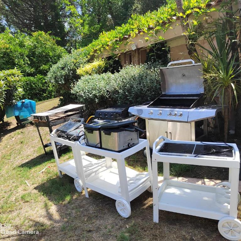 Dans Villa Californienne privée, Un rez-de-jardin 5 chambres avec un Living-dortoir, une cuisine et Privatisation de la piscine et pool house 85 M2 et Tennis terre battue - Appartement - 7