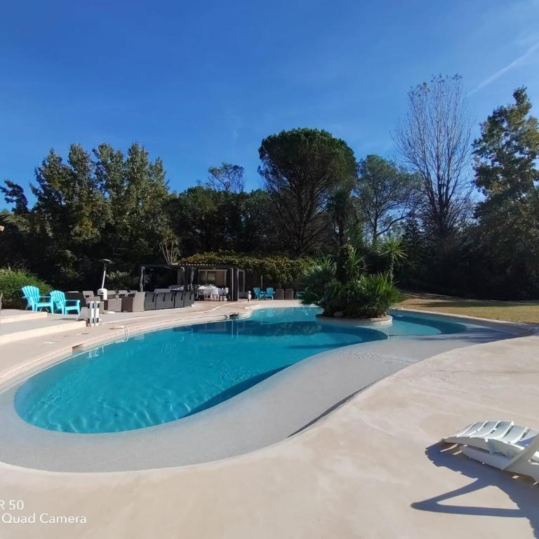 Dans Villa Californienne privée, Un rez-de-jardin 5 chambres avec un Living-dortoir, une cuisine et Privatisation de la piscine et pool house 85 M2 et Tennis terre battue - Appartement - 8