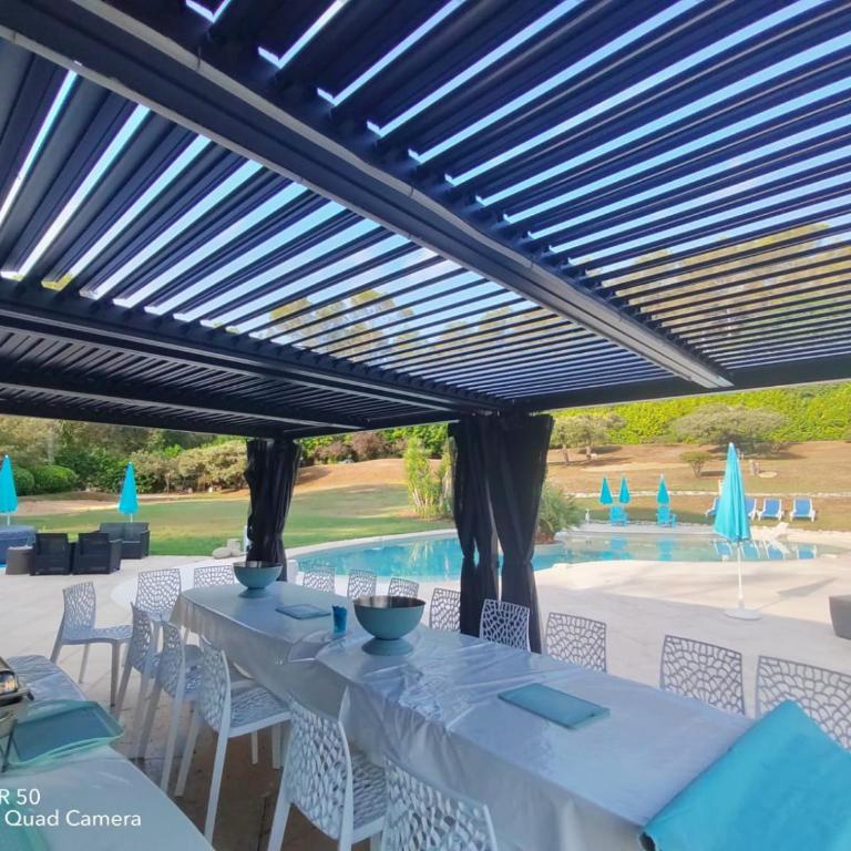 Dans Villa Californienne privée, Un rez-de-jardin 5 chambres avec un Living-dortoir, une cuisine et Privatisation de la piscine et pool house 85 M2 et Tennis terre battue - Appartement - 9