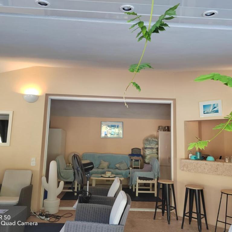 Dans Villa Californienne privée, Un rez-de-jardin 5 chambres avec un Living-dortoir, une cuisine et Privatisation de la piscine et pool house 85 M2 et Tennis terre battue - Appartement - 10