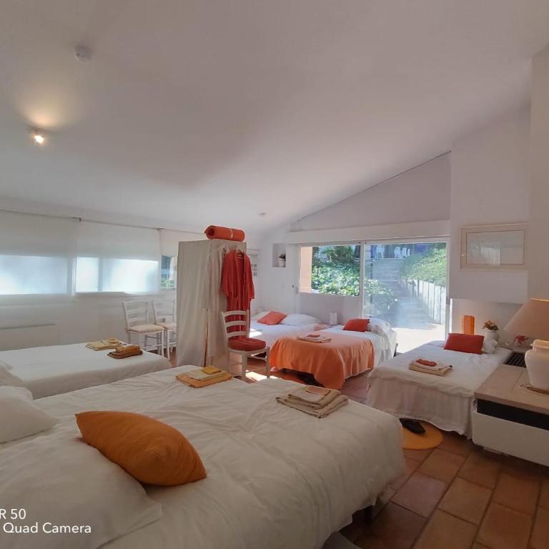 Dans Villa Californienne privée, Un rez-de-jardin 5 chambres avec un Living-dortoir, une cuisine et Privatisation de la piscine et pool house 85 M2 et Tennis terre battue - Appartement - 11
