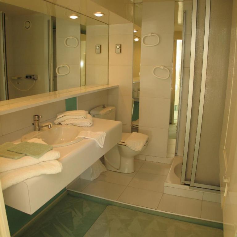Dans Villa Californienne privée, Un rez-de-jardin 5 chambres avec un Living-dortoir, une cuisine et Privatisation de la piscine et pool house 85 M2 et Tennis terre battue - Appartement - 12