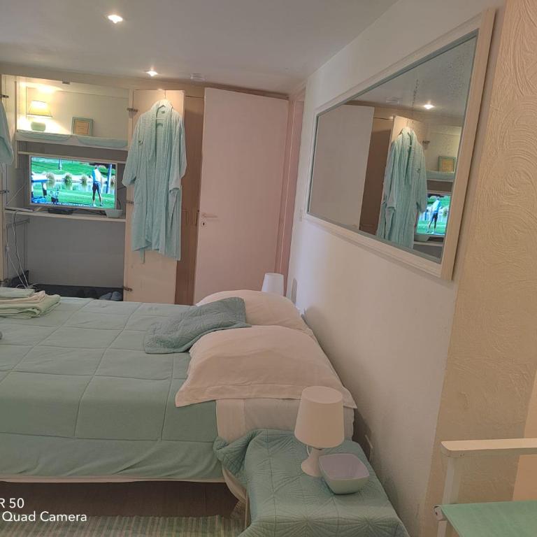 Dans Villa Californienne privée, Un rez-de-jardin 5 chambres avec un Living-dortoir, une cuisine et Privatisation de la piscine et pool house 85 M2 et Tennis terre battue - Appartement - 13