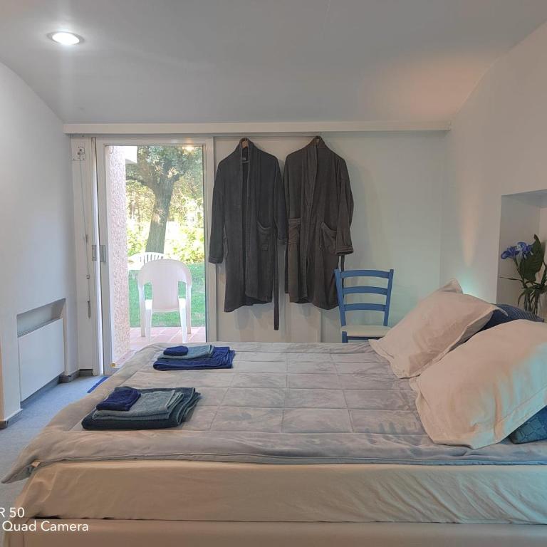 Dans Villa Californienne privée, Un rez-de-jardin 5 chambres avec un Living-dortoir, une cuisine et Privatisation de la piscine et pool house 85 M2 et Tennis terre battue - Appartement - 15