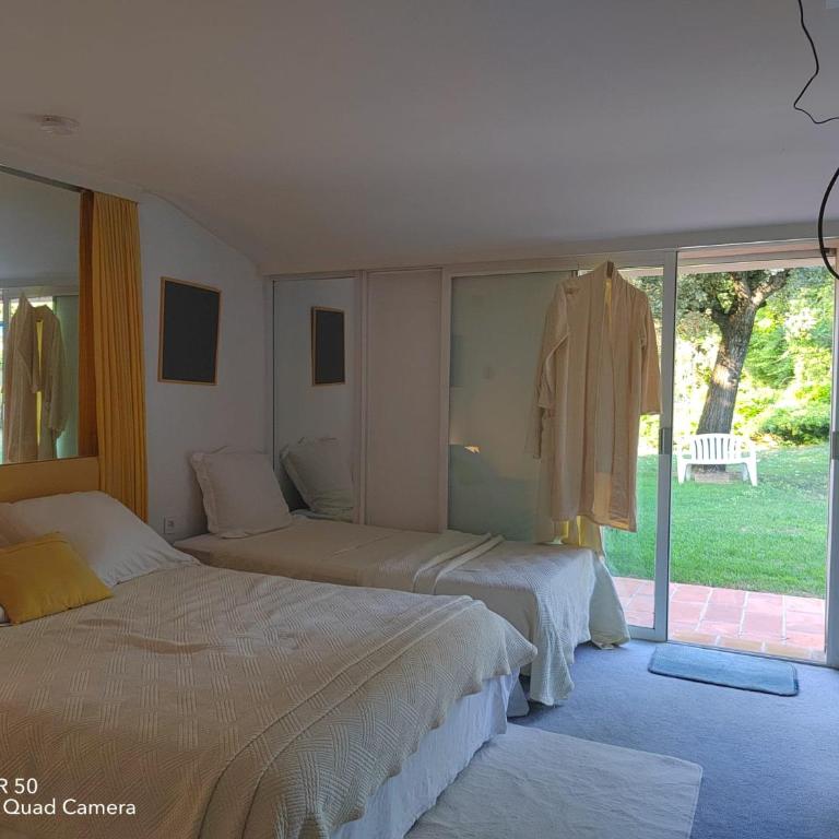 Dans Villa Californienne privée, Un rez-de-jardin 5 chambres avec un Living-dortoir, une cuisine et Privatisation de la piscine et pool house 85 M2 et Tennis terre battue - Appartement - 16
