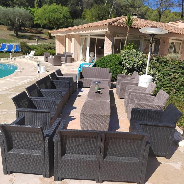 Dans Villa Californienne privée, Un rez-de-jardin 5 chambres avec un Living-dortoir, une cuisine et Privatisation de la piscine et pool house 85 M2 et Tennis terre battue - Appartement - 17