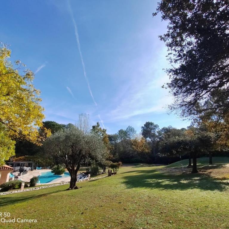 Dans Villa Californienne privée, Un rez-de-jardin 5 chambres avec un Living-dortoir, une cuisine et Privatisation de la piscine et pool house 85 M2 et Tennis terre battue - Appartement - 19