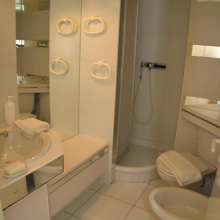 Dans Villa Californienne privée, Un rez-de-jardin 5 chambres avec un Living-dortoir, une cuisine et Privatisation de la piscine et pool house 85 M2 et Tennis terre battue - Appartement - 22