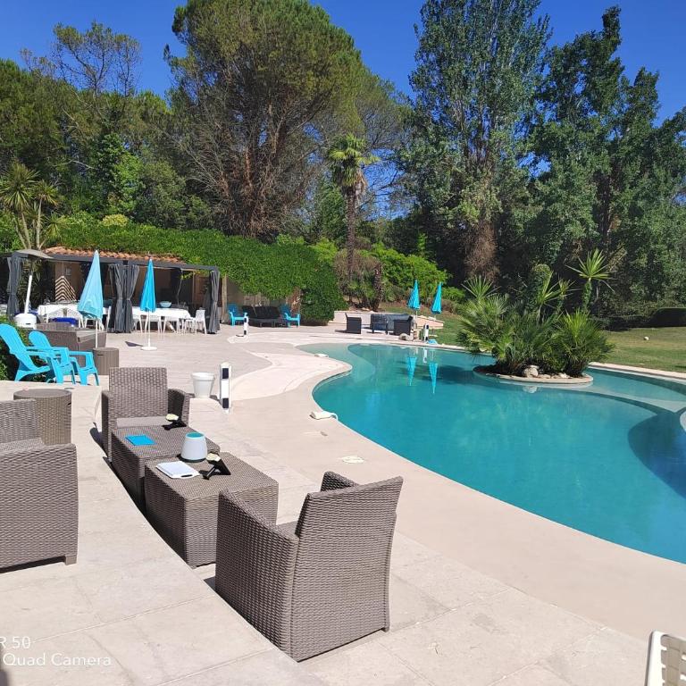 Dans Villa Californienne privée, Un rez-de-jardin 5 chambres avec un Living-dortoir, une cuisine et Privatisation de la piscine et pool house 85 M2 et Tennis terre battue - Appartement - 23