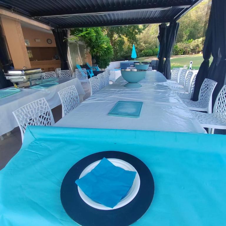 Dans Villa Californienne privée, Un rez-de-jardin 5 chambres avec un Living-dortoir, une cuisine et Privatisation de la piscine et pool house 85 M2 et Tennis terre battue - Appartement - 24