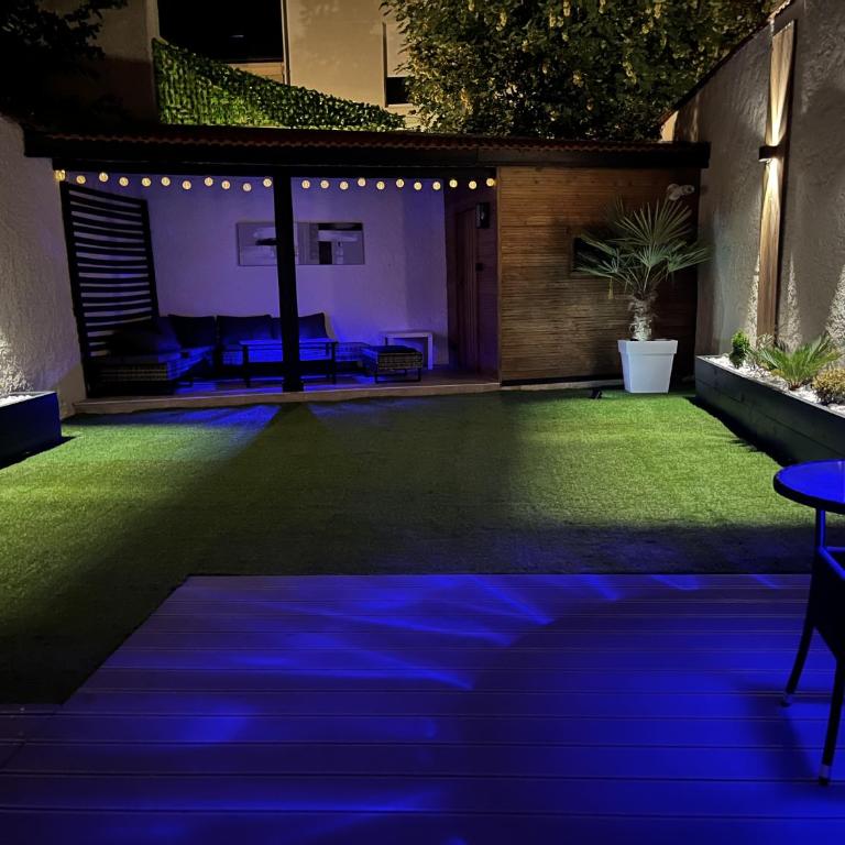 Secret garden SPA - Idéal couples et pros - 5min à pied de la gare - 10min à pied de l'Arena et du Quartier Boulingrin - Baignoire balnéo - Jardin privatif de 50m2 - Mini golf - Home cinéma - One-Bedroom Apartment - 9