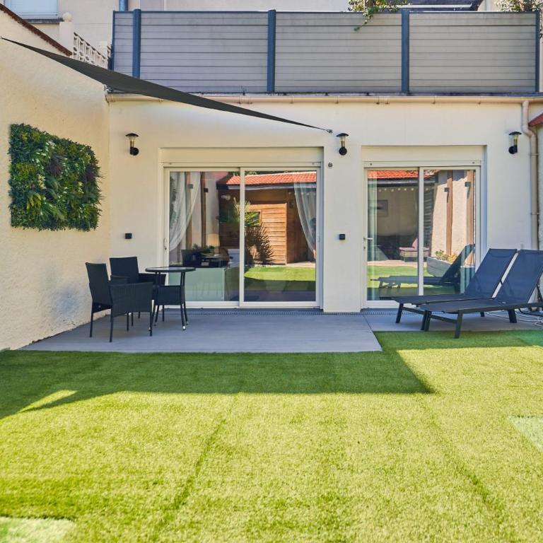 Secret garden SPA - Idéal couples et pros - 5min à pied de la gare - 10min à pied de l'Arena et du Quartier Boulingrin - Baignoire balnéo - Jardin privatif de 50m2 - Mini golf - Home cinéma - One-Bedroom Apartment - 25