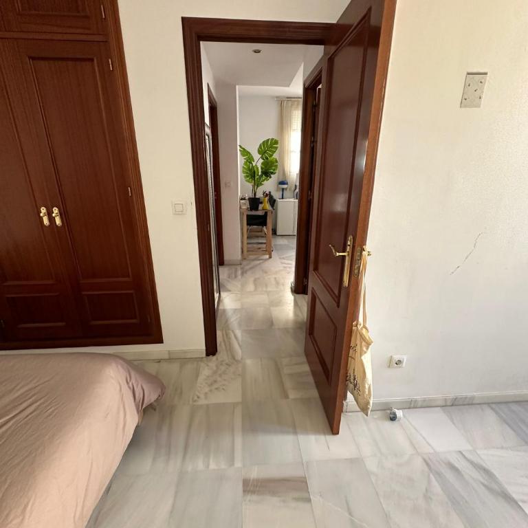 minimum 2 months stay required - remote work friendly centrally located riverside retreat - Apartamento de 2 dormitorios con terraza - 4