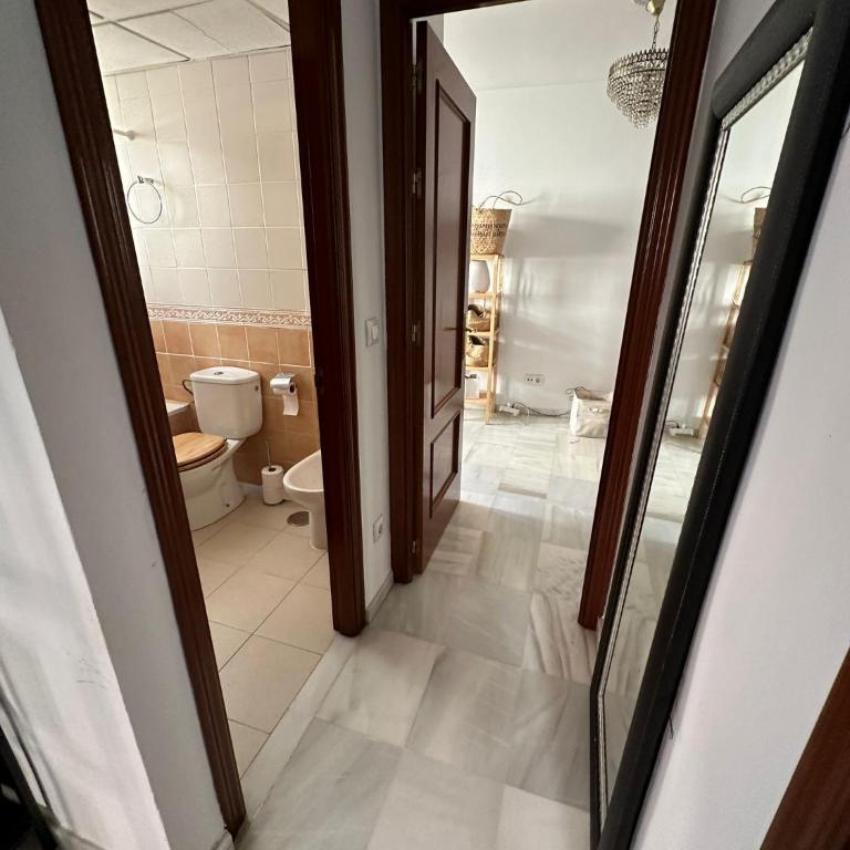 minimum 2 months stay required - remote work friendly centrally located riverside retreat - Apartamento de 2 dormitorios con terraza - 5