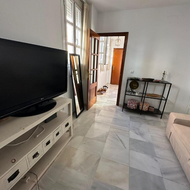 minimum 2 months stay required - remote work friendly centrally located riverside retreat - Apartamento de 2 dormitorios con terraza - 6