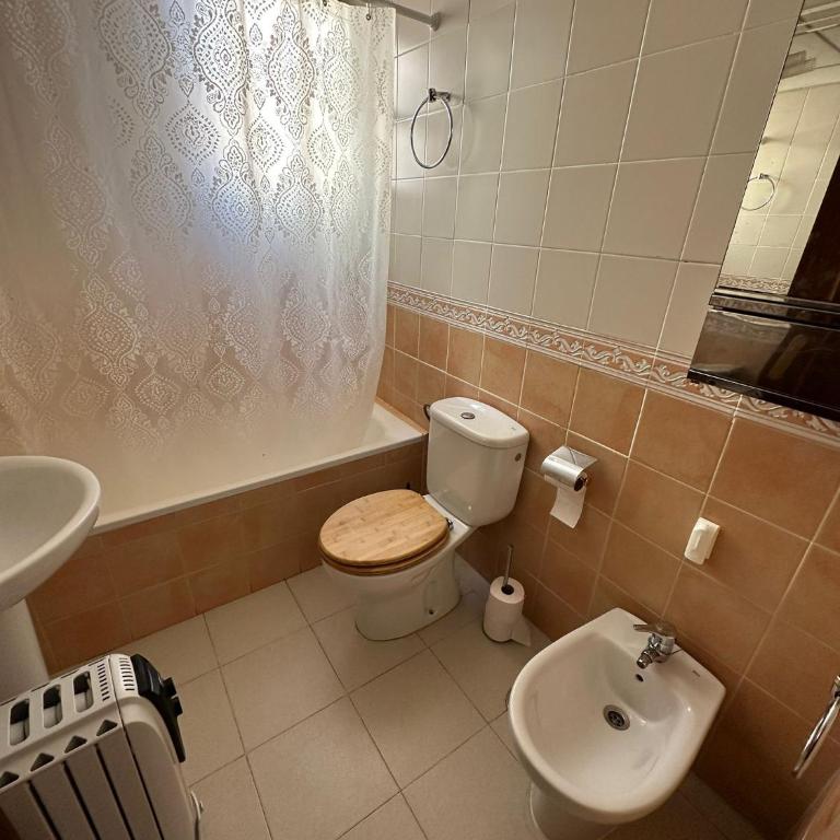 minimum 2 months stay required - remote work friendly centrally located riverside retreat - Apartamento de 2 dormitorios con terraza - 12