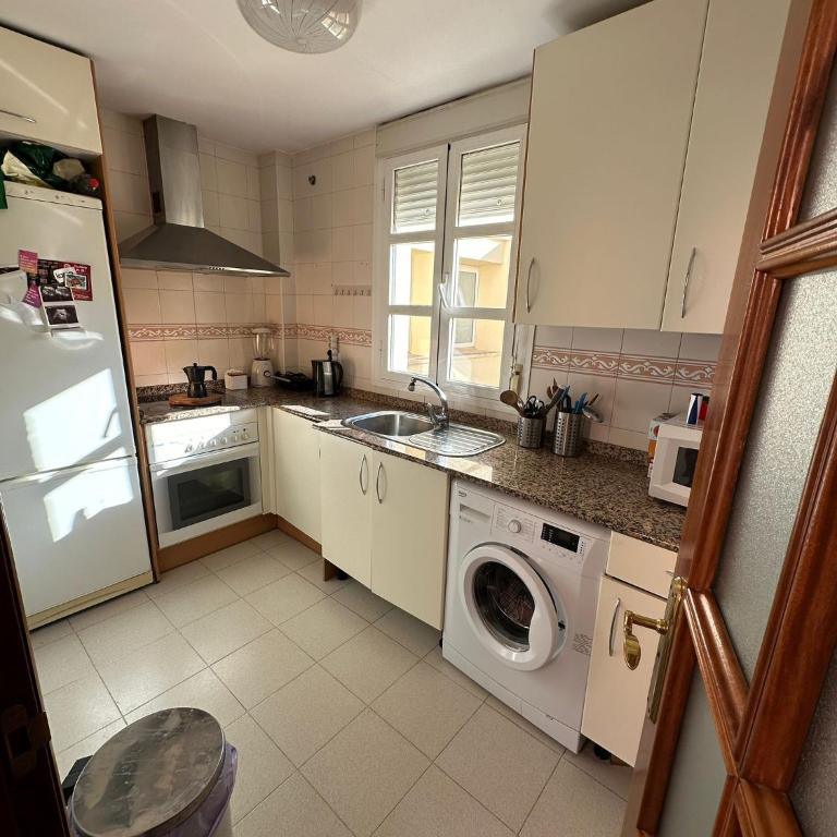 minimum 2 months stay required - remote work friendly centrally located riverside retreat - Apartamento de 2 dormitorios con terraza - 14