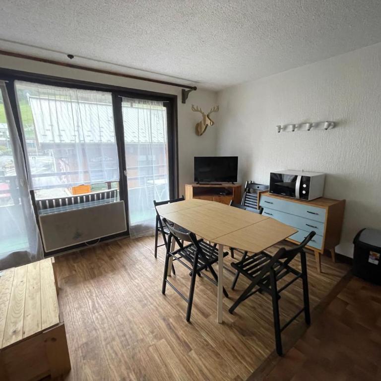 Le Relai S34 - Grand et lumineux studio avec coin montagne 4-6 pers avec WIFI, 50m des pistes, grand balcon exposé SUD, DRAPS NON COMPRIS - Studio - Vue sur Montagne - 2