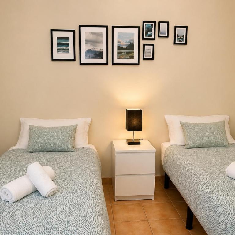Las Brisas Duplex - 3-Bedroom House, AC, Pool & BBQ - Casa de 3 dormitorios - 22