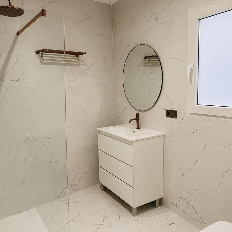 Casa Anjelita es un espacioso alojamiento en el Bajo Albaicin, 3 dormitorios, todo climatizado, ideal para ocio o trabajo a un paso del centro historico y de la sede de la universidad - Appartement 3 Chambres - 36