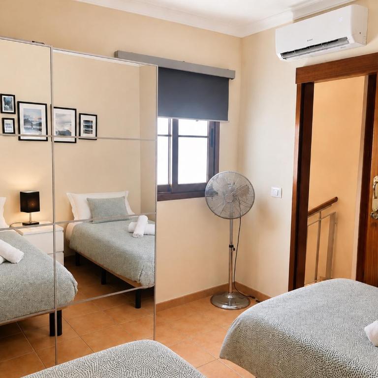 Las Brisas Duplex - 3-Bedroom House, AC, Pool & BBQ - Casa de 3 dormitorios - 23