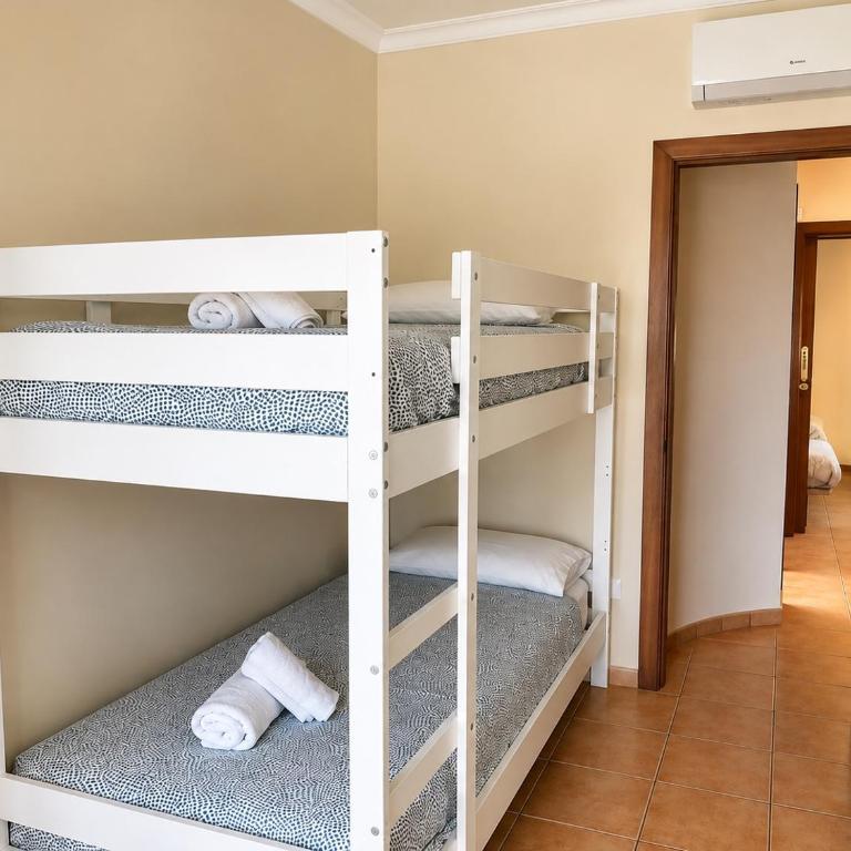 Las Brisas Duplex - 3-Bedroom House, AC, Pool & BBQ - Casa de 3 dormitorios - 20