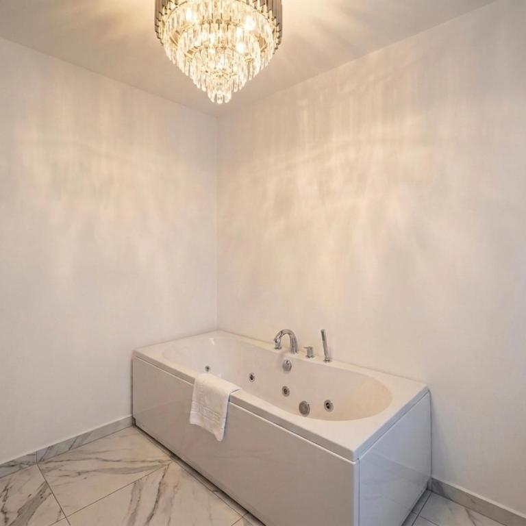 Maison Mark Luxury Suites & Spa - Zimmer mit Kingsize-Bett und Whirlpool - 4