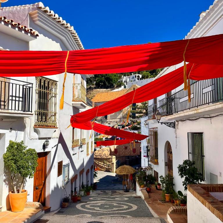 Authentic Andalusian Home with Private Rooftop Terrace in Frigiliana - Casa de 2 dormitorios - 45