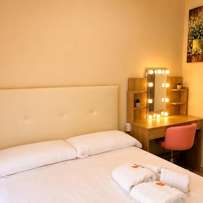 Nuevo Apartamento junto a la Catedral by DomusHome - Two-Bedroom Apartment - 1