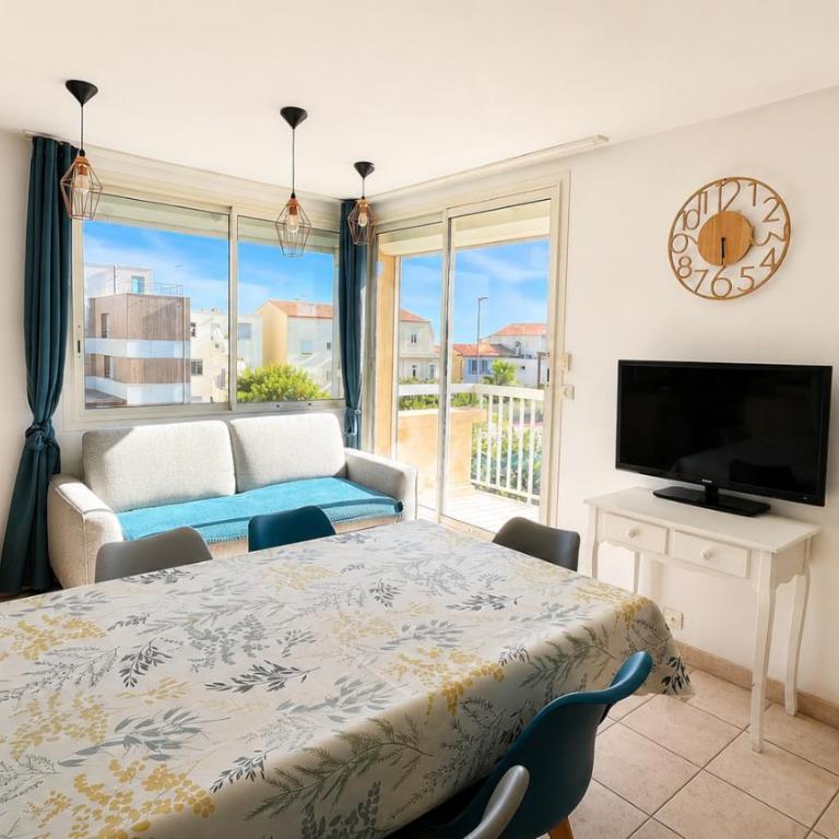 Brise Marine - Appartement 2 chambres avec balcon, vue mer & parking privé à 30 m de la plage - Appartement 2 Chambres avec Balcon et Vue sur la Mer - 1