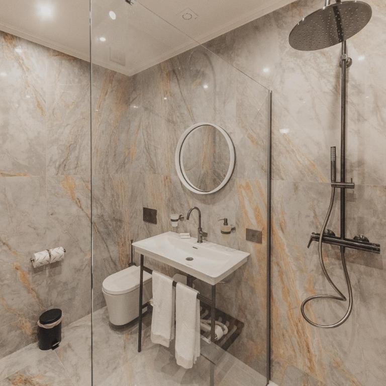 AMORINI Cefalù Baronial Suites - Habitación con cama grande y balcón - 10