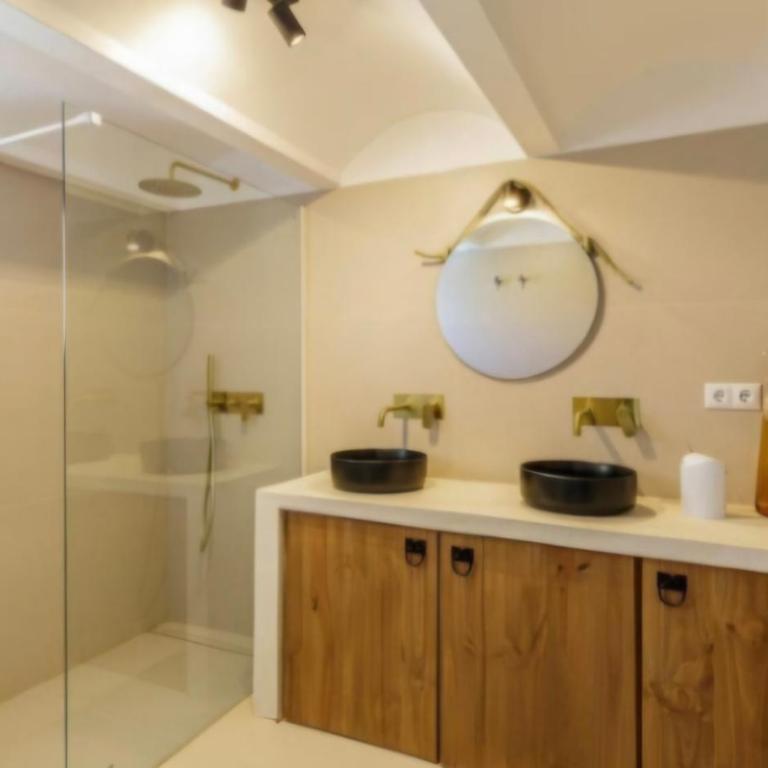 Villa One One One - Six-Bedroom House - 4