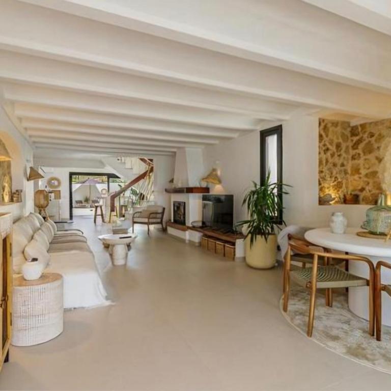 Villa One One One - Six-Bedroom House - 6