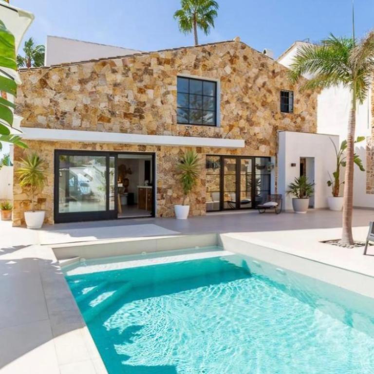 Villa One One One - Six-Bedroom House - 14