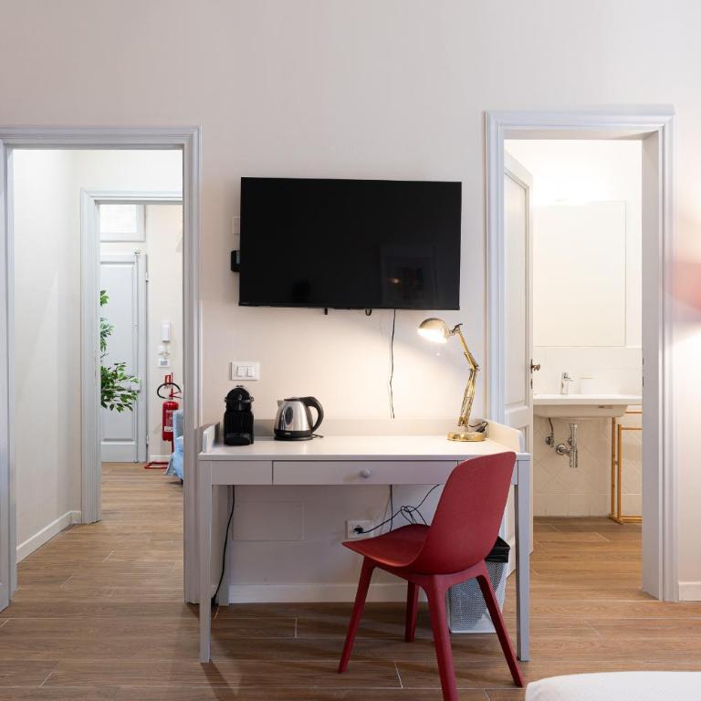 Foster Guest House - Three-Bedroom Apartment - 7