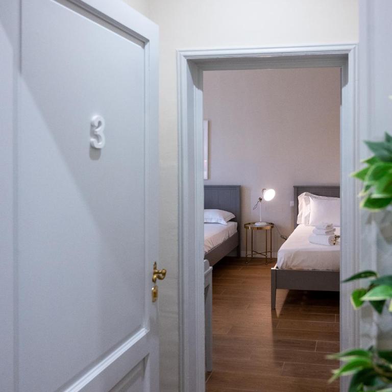 Foster Guest House - Three-Bedroom Apartment - 23