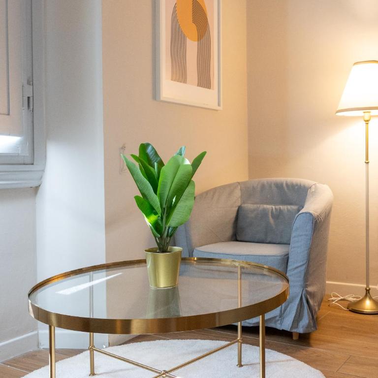 Foster Guest House - Three-Bedroom Apartment - 26