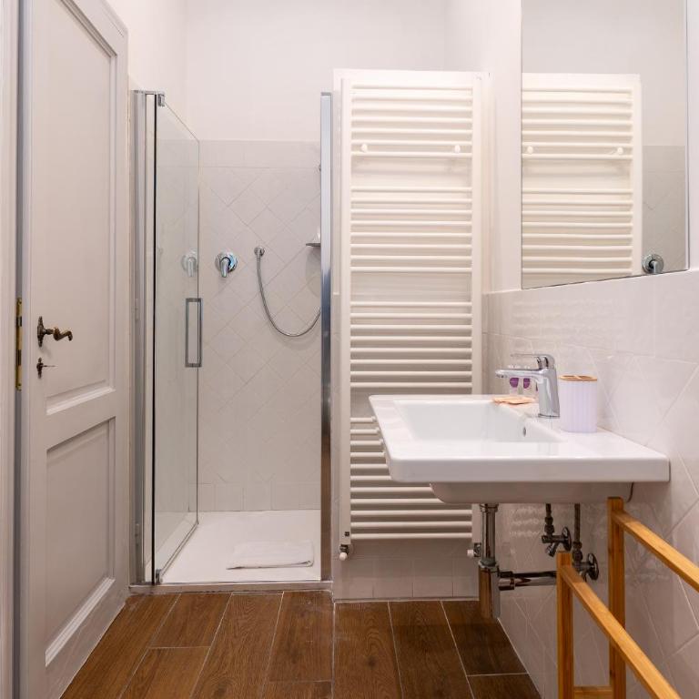 Foster Guest House - Three-Bedroom Apartment - 65
