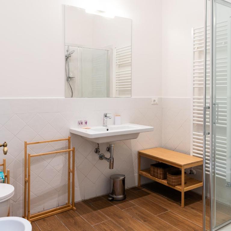 Foster Guest House - Three-Bedroom Apartment - 70