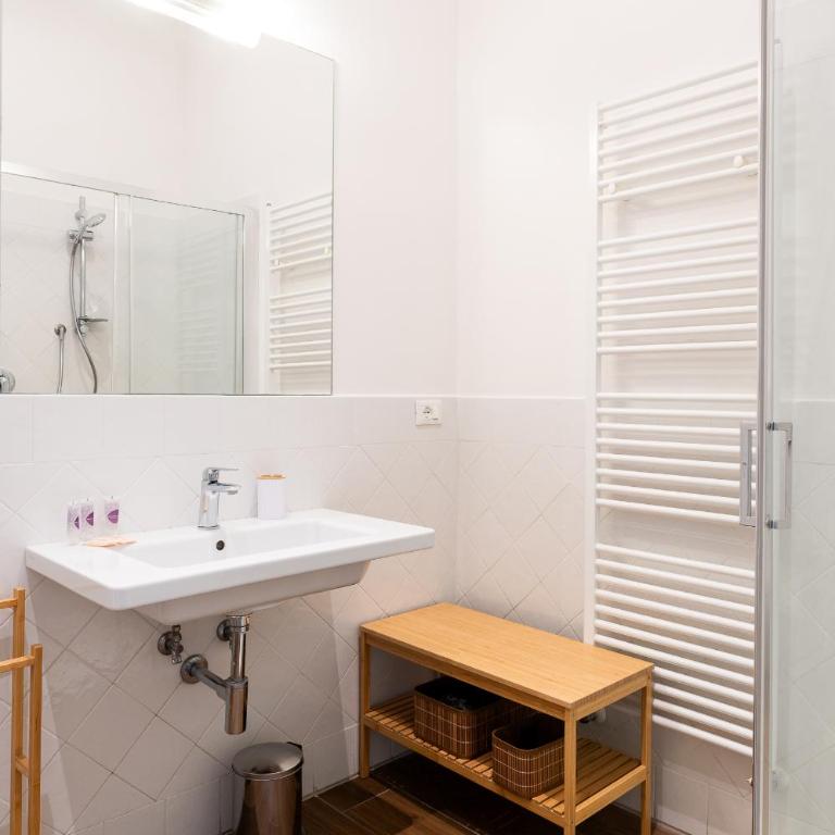 Foster Guest House - Three-Bedroom Apartment - 74