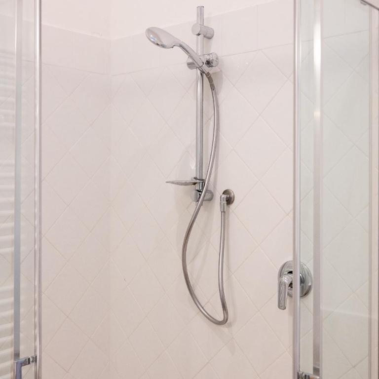 Foster Guest House - Three-Bedroom Apartment - 84