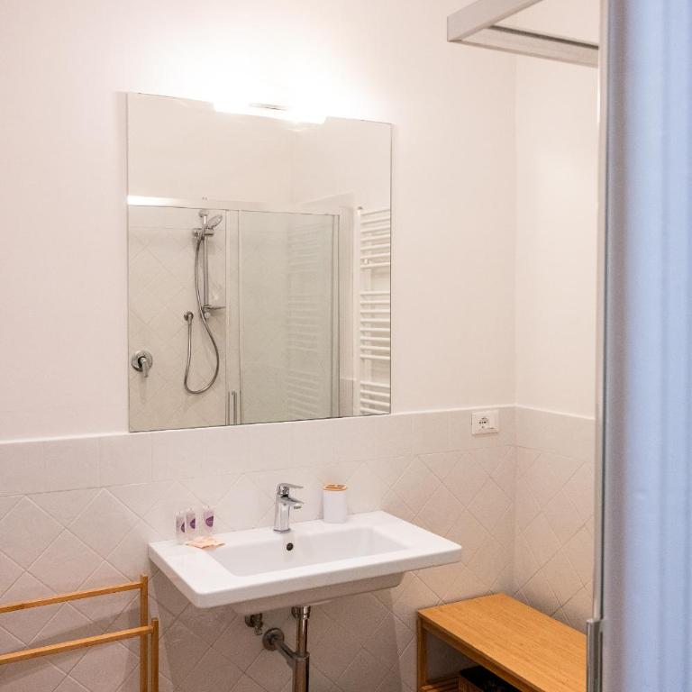 Foster Guest House - Three-Bedroom Apartment - 90