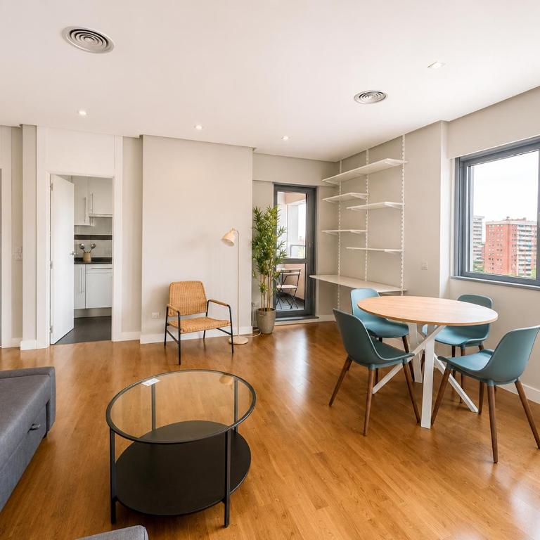 Luminoso con balcón para 6 en Sanchinarro - Apartment mit 2 Schlafzimmern - 1