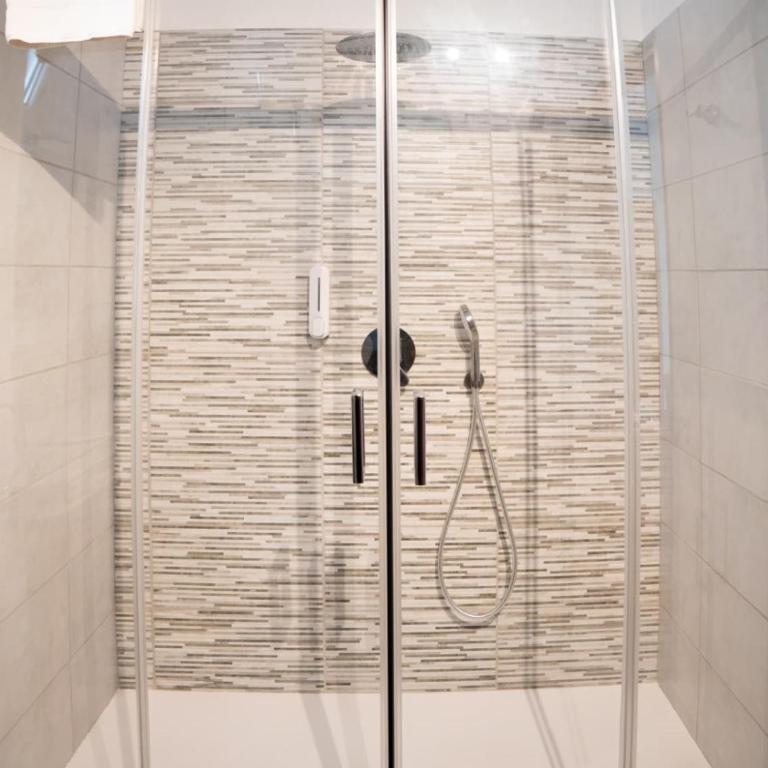 Imperial GuestHouse - Suite Lit King-Size avec Baignoire Spa - 41