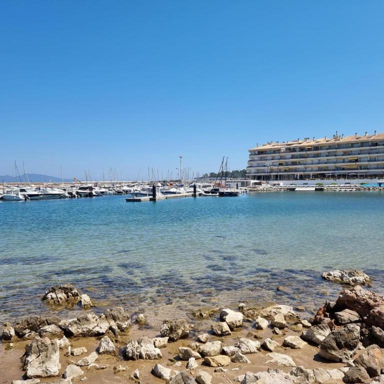 Apartamento acogedor cerca de la playa con aire acondicionado - HISP-236-180 - Apartamento - 3