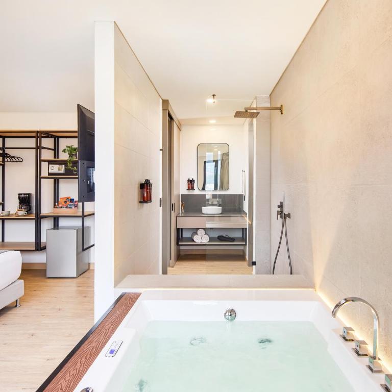 Blues Suites Laureles - Suite with Hot Tub - 1